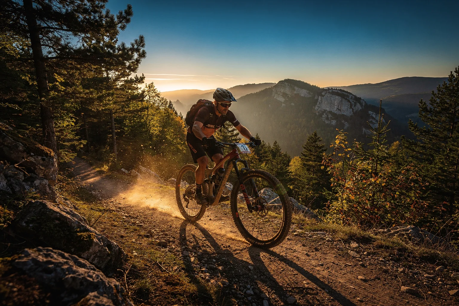 Vététiste sur un single du Jura au coucher du soleil